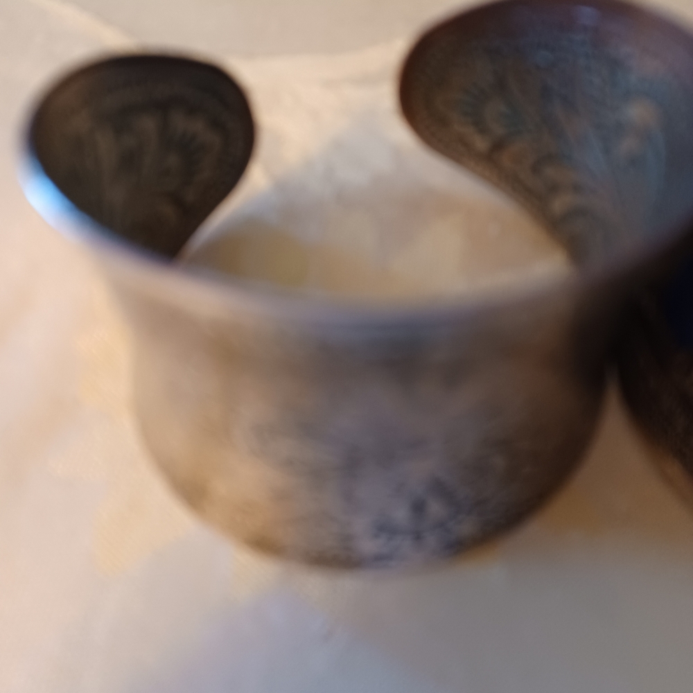 Estate Vintage Triable Silvertone Cuff Bangles - Picture 7 of 7